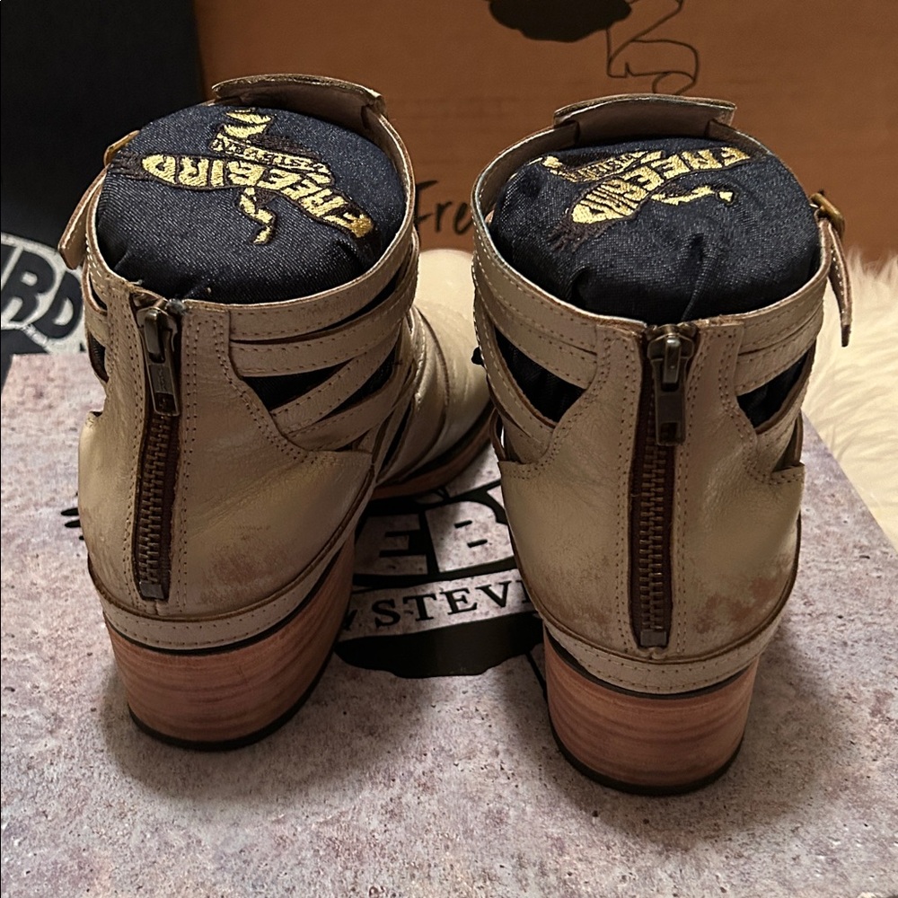 Freebird Stair - Ice Ankle Boots - Picture 8 of 11